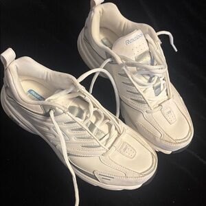 Reebok Women's White walking Sneaker Sz 6.5